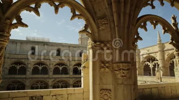 希罗尼米特修道院庭院视频的预览图