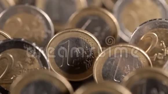 滑过站立的欧元硬币视频的预览图