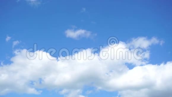 美丽的白云飘在蓝天上视频的预览图