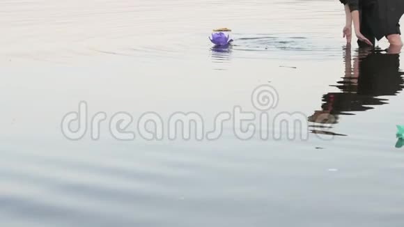 无名女子把百合放进水里视频的预览图