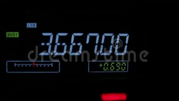 一个白色号码作为收音机的调谐器频率调谐器把电台放在收音机里视频的预览图