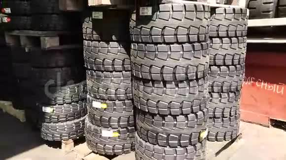 叉车仓库工业内部叉车库存车轮和轮胎视频的预览图