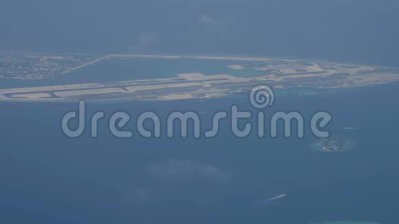 从飞机到海滩的热带岛屿与白沙和水平房马尔代夫视频的预览图