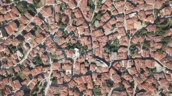 空中射击从上面看希腊有红色屋顶的房子视频的预览图
