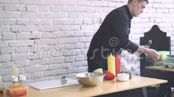 专业厨师准备沙拉做一份健康的有机沙拉混合4k视频的预览图