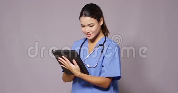 皱着眉头的护士或医生查看信息视频的预览图