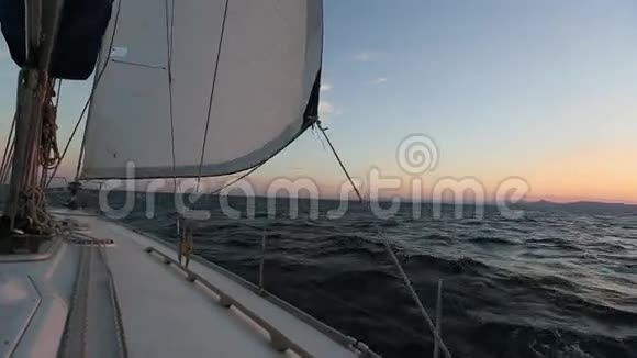 航行游艇对抗惊人的日落豪华游艇视频的预览图
