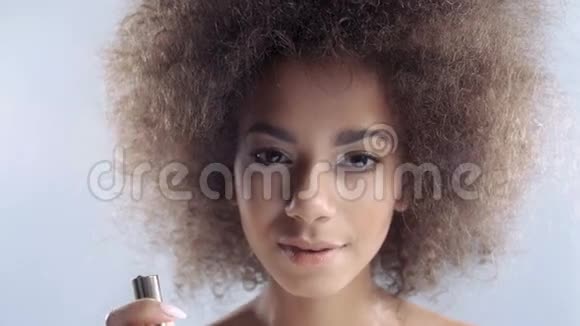 一位年轻漂亮的涂口红的非洲女人的肖像视频的预览图
