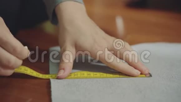 女人测量和描绘织物视频的预览图