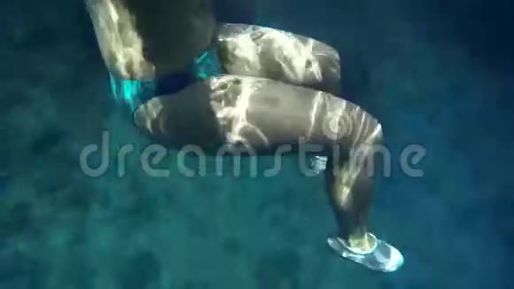 女腿在水下穿防护鞋视频的预览图