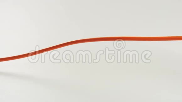 橙色电缆插入电源板视频的预览图