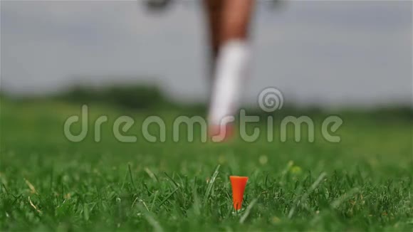 女高尔夫球手把球放在球杆上视频的预览图