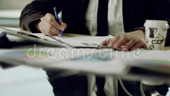 商人签署文件视频的预览图