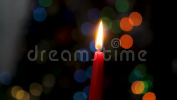 黑暗背景上的红烛背景上的圣诞蜡烛圣诞节晚上新年圣诞节彩色的视频的预览图