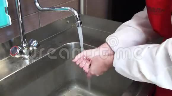 用洗涤剂清洗手视频的预览图