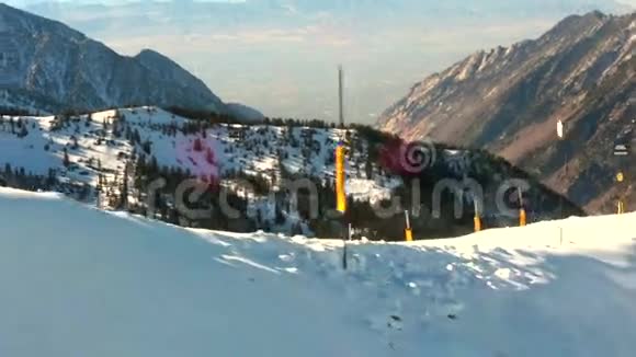 滑雪缆车从山顶下山视频的预览图
