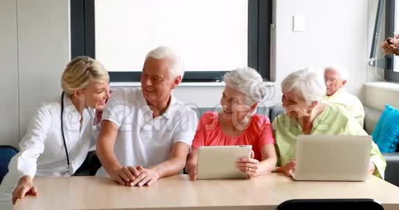 女性医生与老年人互动视频的预览图