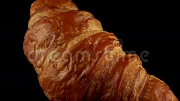 新鲜的经典牛角面包视频的预览图