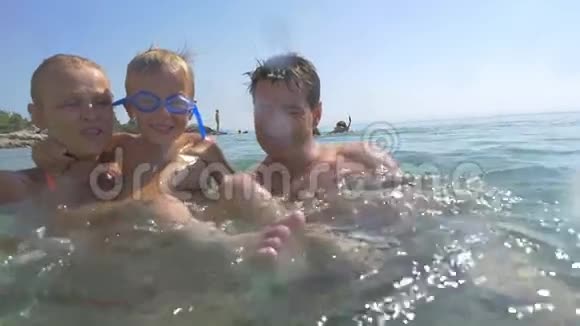 幸福家庭令人兴奋的海水浴视频的预览图
