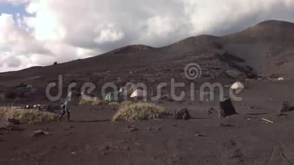 Tolbachik火山熔岩场的营地2012年火山爆发后Klyuchevskaya火山群的库存录像视频的预览图