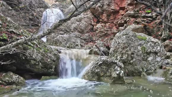 河流流经岩石视频的预览图