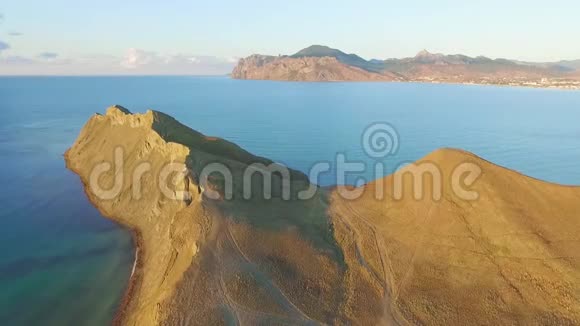 海边悬崖的俯视图射击日落时海边的山景视频的预览图