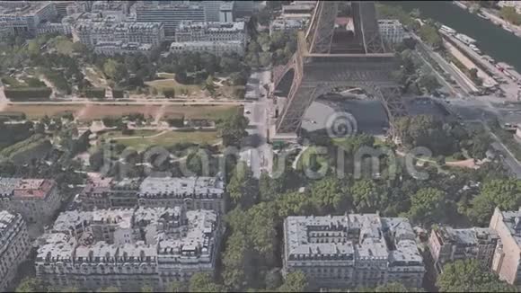 巴黎市中心埃菲尔铁塔附近的建筑视频的预览图