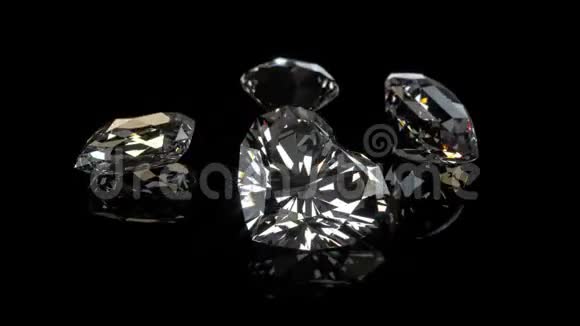 四颗钻石在黑色背景上旋转视频的预览图