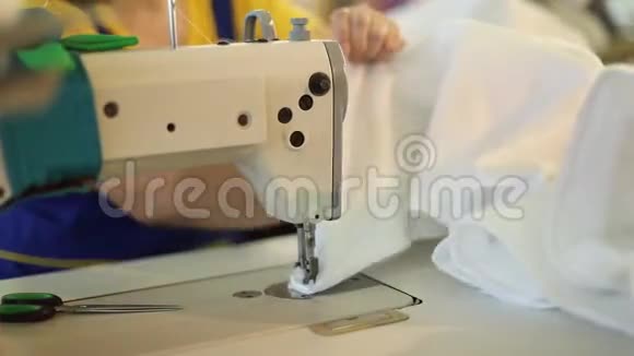 一个女人在缝纫厂工作裁缝裁缝缝纫机缝纫封面视频的预览图
