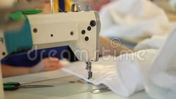 一个女人在缝纫厂工作裁缝裁缝缝纫机缝纫封面视频的预览图