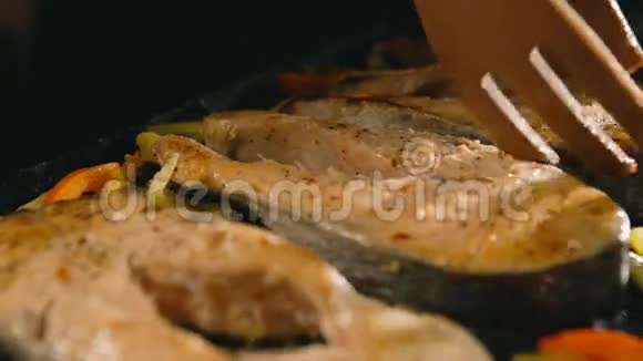 铸铁锅中烤鲑鱼牛排视频的预览图