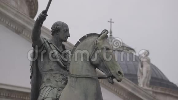 普里布利西托广场的雕像视频的预览图