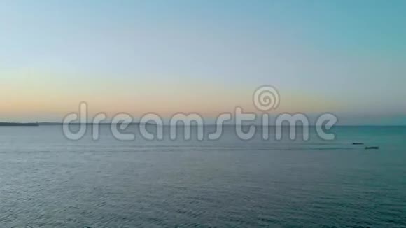 菲律宾巴拉望无边无际的海洋沿岸的空中海景视频的预览图