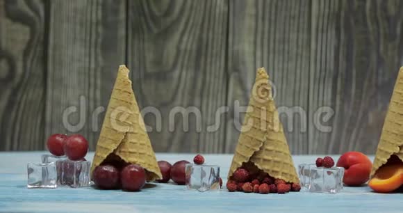 浆果和水果冰淇淋杏子草莓华夫饼里的葡萄视频的预览图