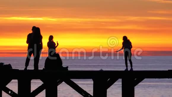 日落海上码头青年剪影视频的预览图