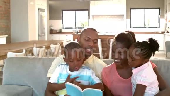 家长和孩子坐在沙发上看书视频的预览图