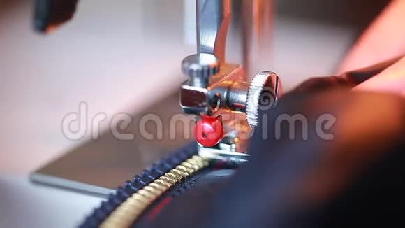 缝纫机上新的锁拉链修理夹克视频的预览图