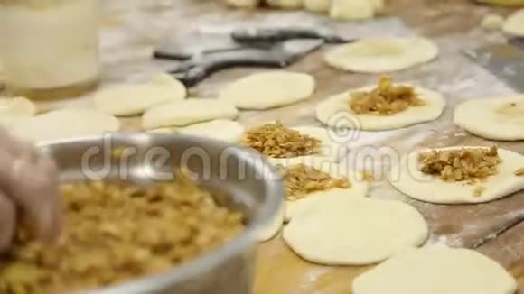 面包师用手捏面团在面包店做面包视频的预览图