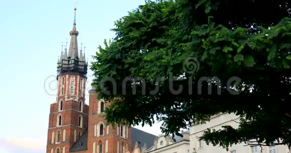 波兰克拉科夫历史街区主要市场广场圣玛丽教堂视频的预览图