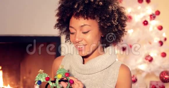 快乐活泼的年轻女子庆祝圣诞节视频的预览图