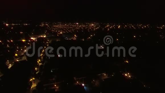 夜间飞越城市上空视频的预览图