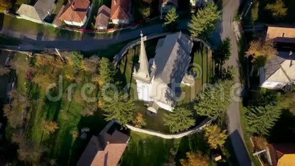 空中视角一座新教教堂的无人机镜头视频的预览图