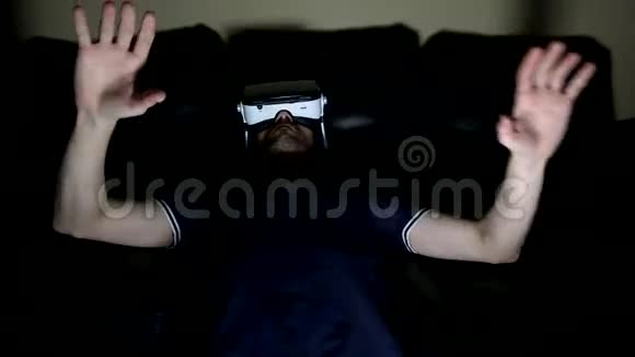 戴眼镜的人虚拟现实视频的预览图