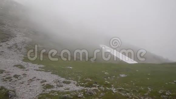 在雾蒙蒙的天气徒步到德国的沃特兹曼山视频的预览图