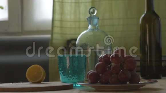 水倒进杯子里切一个柠檬扔进杯子里视频的预览图