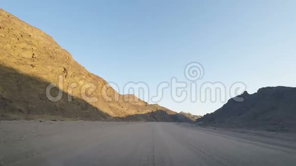 在纳米比亚沙漠的砾石上开车离开公路旅行目的地是非洲纳米比亚从车载摄像头上看视频的预览图