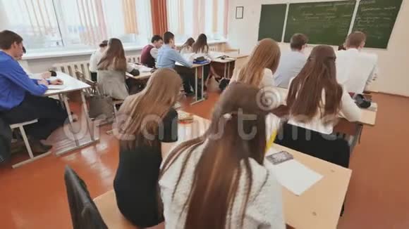 教室里的学生在他们的桌子旁俄罗斯学校视频的预览图