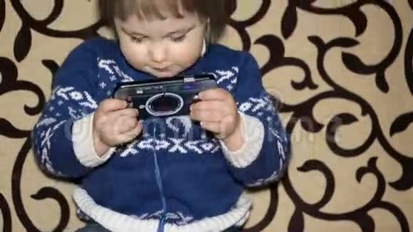 小孩用智能手机视频的预览图