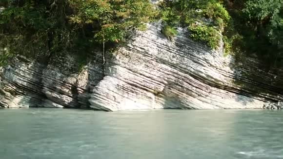 山河和岩石美丽的峡谷复制空间视频的预览图