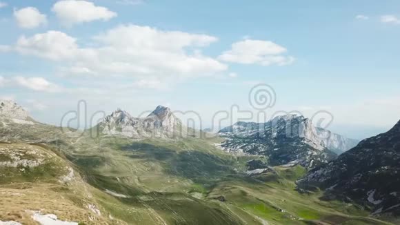 山谷景观的俯视图库存阳光明媚的一天带着岩石和蓝天的地平线山谷视频的预览图